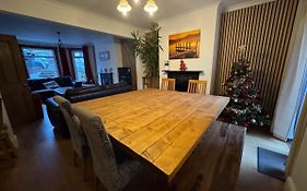 Coastal Group Stay - Sleeps 13 - Garden Parking
